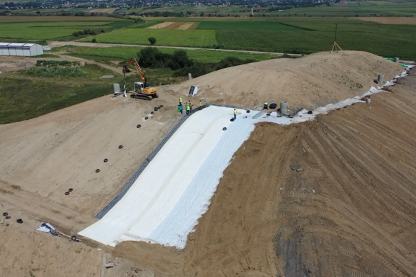 Prior to the technology and in situ closure, the Ipotești landfill was non-compliant and contributed to the pollution of the area